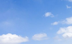 薄い青空を深みのある色に補正