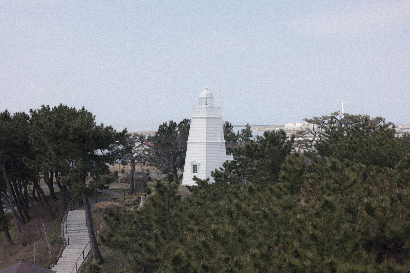 白い六角灯台