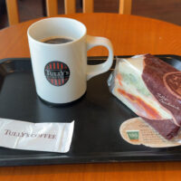 サンドイッチとコーヒー