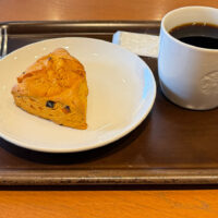 パンプキンスコーンとコーヒー