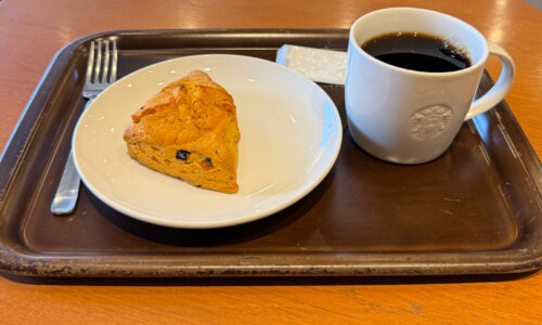 パンプキンスコーンとコーヒー