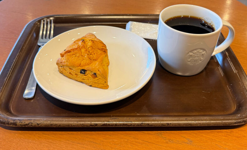 パンプキンスコーンとコーヒー