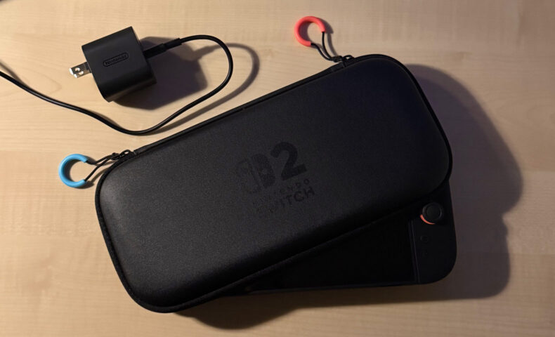 Switch 2のキャリングケースとACアダプター