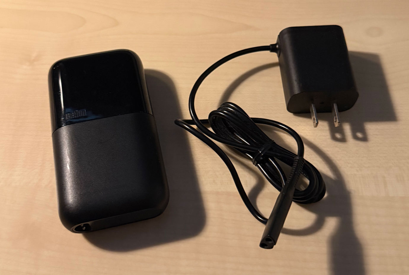 ブラウンの充電アダプタ